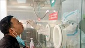 Nhân viên y tế lấy mẫu xét nghiệm Covid-19 cho người dân tại Thượng Hải, Trung Quốc, ngày 30-10-2021. Ảnh: THX/TTXVN