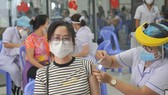 Tiêm vaccine Covid-19 cho người dân tại quận Bình Thạnh, TPHCM. Ảnh: CAO THĂNG