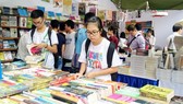 Bạn trẻ Hà Nội chọn mua sách tại một hội chợ