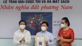 Phó Trưởng Ban Tuyên giáo Thành ủy TPHCM Nguyễn Thọ Truyền trao giải nhất cuộc thi cho tác giả Tự Hàn. Ảnh: hcmcpv