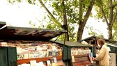 Một quầy bán sách cũ bên bờ sông Seine thưa vắng khách 