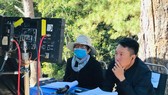 Đạo diễn Trần Hữu Tấn trên trường quay phim Rừng thế mạng. Ảnh: NVCC