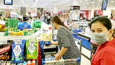 Hàng hóa phục vụ Tết Nguyên đán 2022 bắt đầu vào hệ thống phân phối của các siêu thị. Ảnh: Q.BÌNH