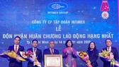 Phó Chủ tịch UBND TPHCM Phan Thị Thắng tặng Huân chương Lao động Hạng nhất cho Intimex Group