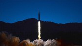 Trong ảnh (do Hãng thông tấn Trung ương Triều Tiên KCNA phát ngày 12-1-2022): Vụ phóng thử tên lửa siêu vượt âm do Viện Khoa học Quốc phòng Triều Tiên thực hiện tại một địa điểm chưa xác định. Ảnh: Yonhap/TTXVN