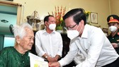 Chủ tịch UBND TPHCM Phan Văn Mãi chúc tết mẹ VNAH Phạm Thị Cục (TP Thủ Đức) nhân dịp Tết Nhâm dần 2022. Ảnh: VIỆT DŨNG