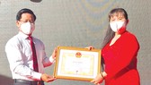 Bà Nguyễn Nam Phương - Chủ tịch HĐTV nhận bằng khen từ lãnh đạo UBMTTQ Việt Nam tỉnh BR-VT