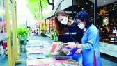Khai trương sạp trưng bày và bán báo xuân gây quỹ từ thiện