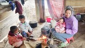 Phụ nữ và trẻ em ở bản Cáo (xã Lâm Hóa, huyện Tuyên Hóa, tỉnh Quảng Bình) sưởi ấm. Ảnh: MINH PHONG