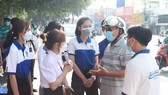 Tình nguyện viên Trường ĐH Sư phạm Kỹ thuật TPHCM hỗ trợ sinh viên và người thân đến thành phố nhập học, tìm nhà trọ. Ảnh: Vũ Tân