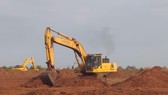 Thi công bóc lớp mặt khu vực xây dựng nhà ga sân bay Long Thành