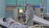 Nhân viên y tế chăm sóc cho bệnh nhân mắc Covid-19
