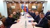 Đại diện phái đoàn Nga và Ukraine tại vòng đàm phán thứ 3 ở Belovezhskaya Pushcha, Belarus, ngày 7-3-2022. Ảnh: THX/TTXVN