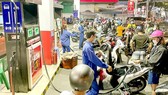 Người dân đổ xô đi mua xăng trên đường Nguyễn Thị Thập lúc 22 giờ, ngày 10-3. Ảnh: HOÀNG HÙNG
