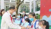Phó Bí thư Thành ủy TPHCM Nguyễn Hồ Hải trao tặng học bổng cho các em thiếu nhi có hoàn cảnh khó khăn. Ảnh: hcmcpv