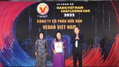 Bà Nguyễn Thu Thủy - Phó giám đốc đối ngoại - đại diện Vedan Việt Nam nhận chứng nhận HVNCLC 2022