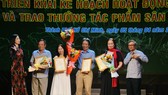 Đại diện Hội nghệ sĩ Sân khấu Việt Nam trao giải cho các tác giả, nghệ sĩ phía Nam đạt giải thưởng năm 2021