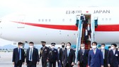 Thủ tướng Nhật Bản Kishida Fumio đến sân bay quốc tế Nội Bài. Ảnh: TTXVN