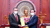 Bí thư Thành ủy TPHCM Nguyễn Văn Nên tặng quà Tổng lãnh sự Canada Behzah Babakhani. Ảnh: VIỆT DŨNG