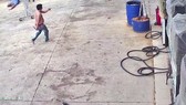 Ngày 12-5, người đàn ông cầm kéo lao vào trạm xăng ở huyện Hóc Môn (TPHCM) đâm bị thương một nhân viên