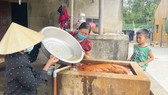 Người dân thôn Hữu Tân, xã Tân Ninh (Quảng Ninh, Quảng Bình) đã về đích nông thôn mới nhưng vẫn phải sử dụng nước nhiễm phèn. Ảnh: MINH PHONG