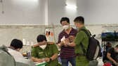 Lực lượng công an khám xét địa điểm sản xuất hàng giả