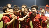 Niềm vui chiến thắng của các nữ tuyển thủ bóng đá Việt nam khi vào chung kết. Ảnh: DŨNG PHƯƠNG