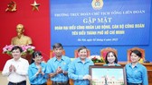 Đoàn công nhân lao động tiêu biểu TPHCM tặng quà lưu niệm cho Đoàn Chủ tịch Tổng Liên đoàn lao động Việt Nam. Ảnh: hcmcpv