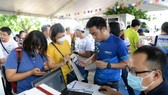 Nhiều công nhân cùng gia đình đến mua sắm tại “Chợ phiên không tiền mặt” tại Khu chế xuất Kinh Trung, TPHCM