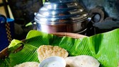 Bánh quê nhà gói ghém trong tàu lá chuối. Ảnh: LÊ HỮU TƯỜNG