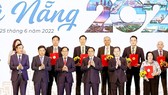 Thủ tướng Phạm Minh Chính chứng kiến lãnh đạo TP Đà Nẵng trao chứng nhận đầu tư, chứng nhận nghiên cứu khảo sát cho các doanh nghiệp. Ảnh: XUÂN QUỲNH