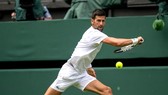 Tay vợt Novak Djokovic trong một buổi tập ở sân All England Club, chuẩn bị cho giải Wimbledon năm 2022