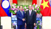 Chủ tịch nước Nguyễn Xuân Phúc tiếp Thường trực Ban Bí thư Trung ương Đảng Nhân dân cách mạng Lào, Phó Chủ tịch nước Cộng hòa dân chủ Nhân dân Lào Bounthong Chitmany. Ảnh: QUANG PHÚC