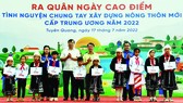 Tặng quà cho học sinh có hoàn cảnh khó khăn tại Tuyên Quang