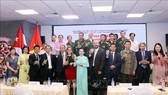 Bà Ariadne Feo Labrada, Tổng lãnh sự Cộng hòa Cuba tại Thành phố Hồ Chí Minh cùng các đại biểu dự gặp mặt chụp ảnh lưu niệm. Ảnh: TTXVN