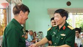 Thiếu tướng Nguyễn Văn Hiệu, Phó Chủ nhiệm Chính trị Quân khu 7, thăm, tặng quà thương binh, bệnh binh tại Trung tâm Điều dưỡng thương binh và người có công Long Đất, Bà Rịa - Vũng Tàu