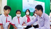 Đại diện Báo SGGP trao tặng học bổng cho học sinh khó khăn xã biên giới Phước Thiện, huyện Bù Đốp, tỉnh Bình Phước. Ảnh: VIỆT NGA
