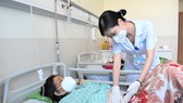TS-BS Phan Thị Hồng Đức, Trưởng khoa Nội tuyến vú, tiêu hóa, gan, niệu, BV Ung bướu TPHCM thăm khám bệnh nhân tại khoa Nội 4