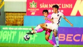 CLB Sài Gòn (trái) càng chơi càng hụt hơi ở đấu trường V-League. Ảnh: DŨNG PHƯƠNG