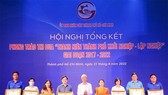 Phó Chủ tịch UBND TPHCM Võ Văn Hoan trao bằng khen cho các cá nhân, tập thể có thành tích trong phong trào khởi nghiệp - lập nghiệp. Ảnh: Tuoitrethudo