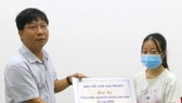 Phóng viên Báo SGGP trao 35 triệu đồng bạn đọc giúp sinh viên Nguyễn Đoàn Lan Anh