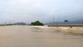 Quốc lộ 1 đoạn qua xã Xuân Lam (huyện Nghi Xuân, tỉnh Hà Tĩnh) bị ngập sâu