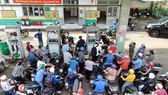 Người dân đổ xăng tại Cửa hàng xăng dầu số 4 - Saigon Petro, quận 7, TPHCM, trưa 11-10. Ảnh: HOÀNG HÙNG
