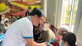 Phó Bí thư Thường trực Đảng ủy SAWACO Lý Bửu Nghĩa trao quà, thăm hỏi người dân sau mổ mắt