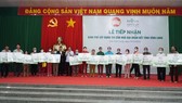 Ông Bùi Văn Nghiêm, Bí thư Tỉnh uỷ tỉnh Vĩnh Long và ông Bùi Xuân Huy, Chủ tịch HĐQT Novaland trao bảng tài trợ tượng trưng cho đại diện các hộ dân khó khăn