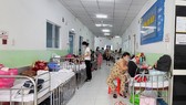 Bệnh viện Nhi đồng 1, TPHCM phải kê giường ra hành lang nhằm đáp ứng nhu cầu điều trị cho bệnh nhi (ảnh chụp ngày 20-10)