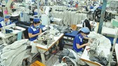 May veston xuất khẩu tại Tổng Công ty cổ phần may Nhà Bè (TPHCM). Ảnh: CAO THĂNG