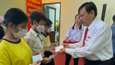 Ông Nguyễn Bửu Phúc, Phó Giám đốc Agribank - Chi nhánh Gia Định trao học bổng cho các em học sinh 