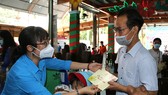 Chủ tịch LĐLĐ TPHCM Trần Thị Diệu Thúy tặng quà người lao động khó khăn