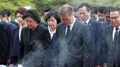 President Moon Jae-in (C) and first lady Kim Jung-sook (L) pay a silent tribute during their visit to the Seoul National Cemetery in southern Seoul on May 10, 2017. (Yonhap)